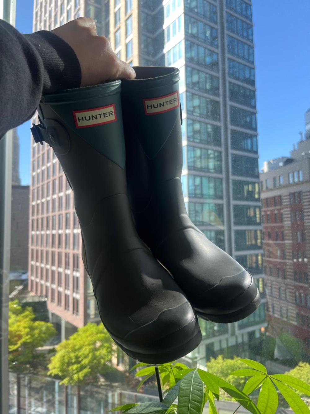 Women’s Hunter Rain Boots - Classic Waterproof Chelsea Style - size 8